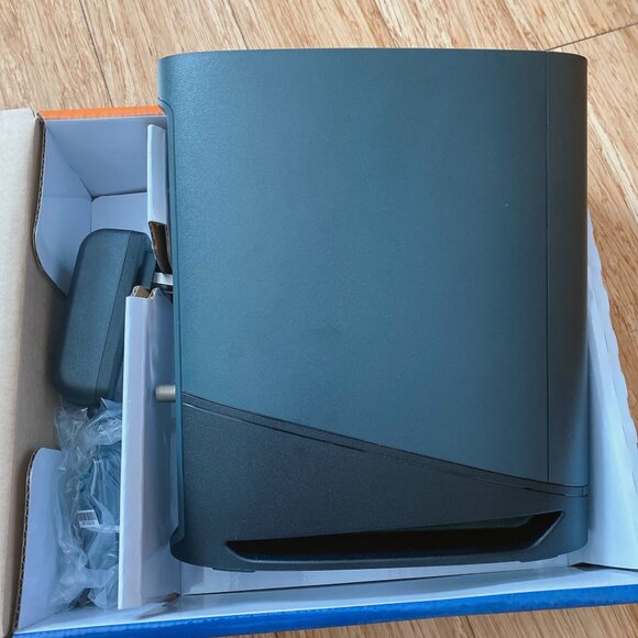 ARRIS - SURFboard DOCSIS 3.1 Multi-Gig Cable Modem & Wi-Fi 6 Router Combo - Picture 4 of 5